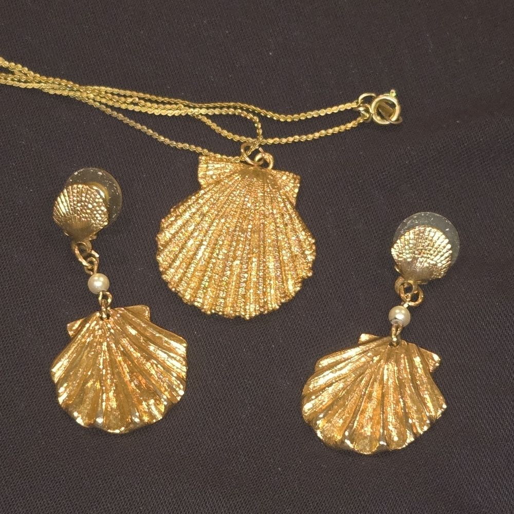 Vintage Jewelry set Necklace + dangle Earrings Gold w/ Pearl Seashell